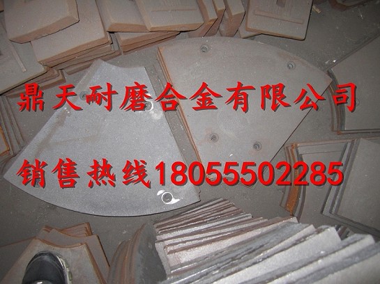 山東建機(jī)750砼攪拌機(jī)口襯板、中葉片、側(cè)刮刀生產(chǎn)廠商